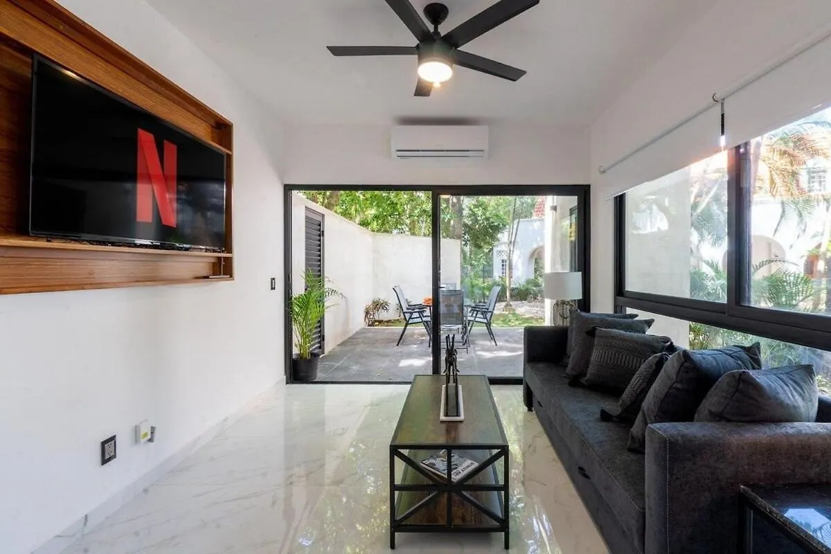 Magnificent Villa One Block From Playacar Beach Playa del Carmen Mexiko